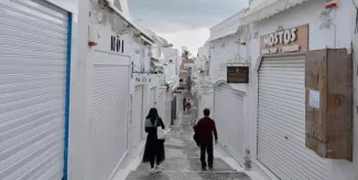 Le risque d’une secousse d’ampleur semble écarté sur la plus visitée des îles grecques, mais les spécialistes sont en désaccord sur l’origine des tremblements de terre qui ont fait fuir 11 000 des 15 000 résidents permanents.