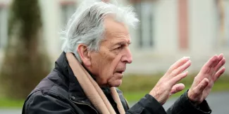 Costa Gavras évoque la fin de vie dans son nouveau film, Le Dernier Souffle,, avec notamment Kad Merad, Denis Podalydès et Karin Viard. © KG Productions
