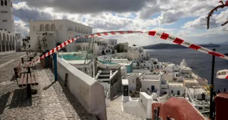 Une grande partie de la population et des touristes ont quitté l'île de Santorin ces derniers jours. Louisa Gouliamaki / REUTERS