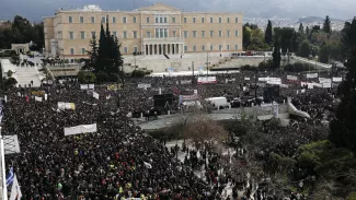 En Grèce, une marée humaine et des heurts pour commémorer la collision ferroviaire de 2023.