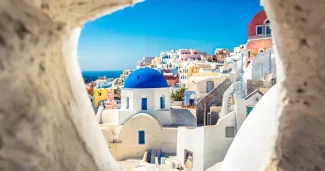 Oia, qui surplombe la caldeira. marchello74 - stock.adobe.com