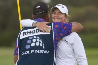 Mimi Rhodes enlace son caddie après avoir bouclé le deuxième tour du NSW Open ce vendredi. (Tristan Jones/LET)