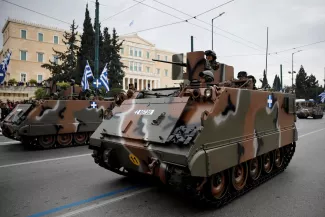 Des véhicules blindés lors du défilé militaire marquant le jour de l'indépendance de la Grèce, à Athènes, le 25 mars 2025. LOUIZA VRADI / REUTERS
