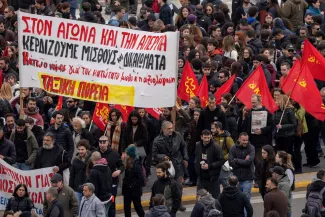 Manifestation contre les bas salaires, à Athènes, en Grèce, le 9 avril 2025. Sur la banderole, on peut lire : « Dans la lutte et la grève, nous obtenons salaires et droits ». ALKIS KONSTANTINIDIS / REUTERS