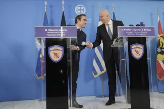 Sébastien Lecornu, le ministre français de la Défense, et son homologue grec Nikos Dendias, lundi 14 avril, à Athènes. - Petros Giannakouris/AP/SIPA