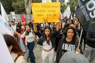 Manifestation à Nicosie-Nord contre la récente autorisation du port du voile dans les lycées publics chypriotes-turcs, le 2 mai 2025  -  Birol BEBEK - Nicosie (AFP)