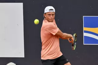Alexandre Müller s'en sort contre Jiri Lehecka à Rome et rejoint Stefanos Tsitsipas au 2e tour.