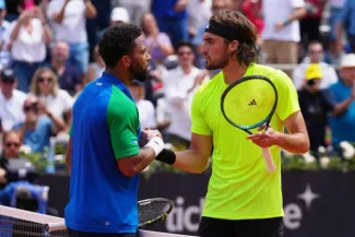 Arthur Fils et Stefanos Tsitsipas lors de leur poignée de main, ce dimanche, à Rome. (A. Szmigiel/Reuters)