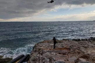 Des gardes-côtes grecs effectuant une opération de recherche et de sauvetage au large de l'île de Lesbos (Grèce), en février 2023. HANDOUT / AFP