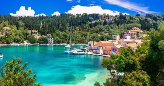 Le village de pêcheurs de Lakka, sur l'île de Paxos, en mer Ionienne. Freesurf - stock.adobe.com