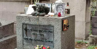 La tombe de Jim Morrison, au cimetière du Père-Lachaise, porte l'inscription en grec ancien : « Kata ton daimona eaytoy ». © Fabio Mazzarella/Sintesi/SIPA