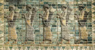 Frise des archers, provenant du palais de Darius Ier à Suse, fin VIe-début Ve siècle av. J.-C. (Paris, musée du Louvre). Darius Ier fit de Suse l'une de ses résidences, avec Persépolis et Pasargades. NPL/opale.photo