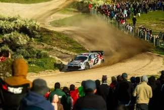 Sébastien Ogier enchaîne les rallyes sur terre en ce milieu de saison. (J. Ree/Red Bull Content Pool)