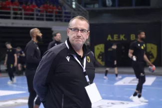 La décision de la Fédération européenne est un coup dur pour l'AEK Athènes et son entraîneur français Frédéric Bougeant. (Eurokinissi sports)