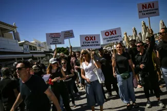 Des propriétaires de restaurants manifestent sur l'île grecque de Paros, le 5 juin 2025.  -  Aris MESSINIS - Paros (AFP)