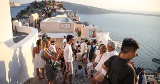 Santorin a accueilli 3,4 millions de touristes en 2024, soit 10 % du nombre de visiteurs total en Grèce. ARIS OIKONOMOU / AFP