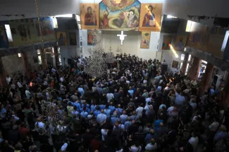 Des fidèles assistent à une messe dirigée par le patriarche grec orthodoxe d'Antioche à l'église Saint-Élie, au lendemain d'un attentat suicide sur ce site religieux, dans le quartier de Dwelaa à Damas, le 23 juin 2025 en Syrie - Bakr ALKASEM - Damas (AFP)