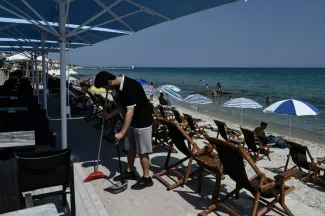 Le tourisme en Grèce, malgré un record de plus de 36 millions d'arrivées en 2024, souffre crument d'un manque de personnel - Sakis Mitrolidis - Grèce (AFP)