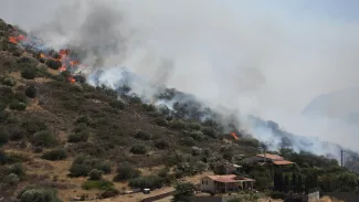 En Grèce, un violent incendie ravage des villages près d’Athènes.