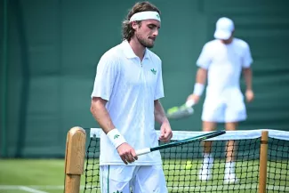 Stefanos Tsitsipas a dû abandonner contre Valentin Royer au premier tour de Wimbledon. (P. Lahalle/L'Équipe)