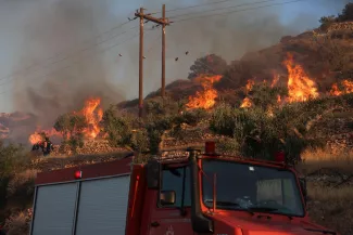 Incendie en Crète, près de la ville de Ierapetra, le 3 juillet 2025. STEFANOS RAPANIS / REUTERS