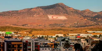 Le drapeau de la république turque de Chypre du Nord, déclarée indépendante en 1983, s'affiche sur une montagne au nord de Nicosie. La capitale chypriote est, de facto, divisée en deux. © Valery Sharifulin/Tass/Sipa