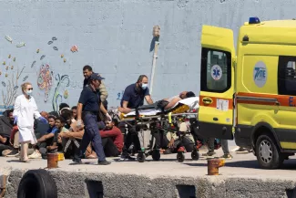 Des personnels de secours transfèrent un demandeur d'asile après le naufrage de plusieurs centaines de personnes exilées lundi au large de l'île Gavdos, en Grèce, le 6 juillet 2025. STEFANOS RAPANIS / REUTERS