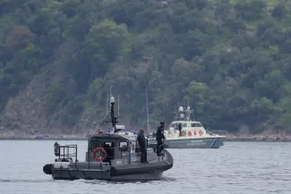Un bateau de Frontex (au premier plan) et des navires des garde-côtes grecs participent à une opération de sauvetage au large des côtes de l'île de Lesbos, au nord-est de la mer Egée, en Grèce, le 3 avril 2025. PANAGIOTIS BALASKAS/AP