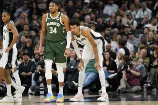 Giannis Antetokounmpo et Victor Wembanyama vont, a priori, rester adversaires la saison prochaine en NBA. (Scott Wachter/Presse Sports)