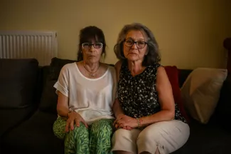 Joanna Robyn Bedell Zalewa (d) et sa soeur Sophie dans leur maison à Elefsina, près d'Athènes, le 5 juin 2025 en Grèce - Angelos TZORTZINIS - Elefsina (AFP)