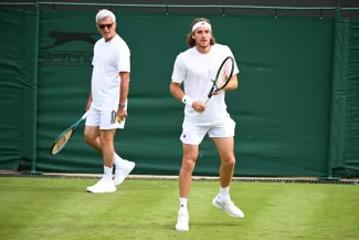 Stefanos Tsitsipas à l'entraînement avec son père, l'an dernier à Wimbledon. (P. Lahalle/L'Équipe)
