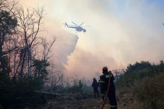 Dans la banlieue nord-ouest de Kryoneri, à Athènes, le 26 juillet 2025. YORGOS KARAHALIS / AP