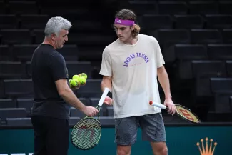 Apostolos Tsitsipas et son fils Stefanos au Rolex Paris Masters 2022. (A. Réau/L'Équipe)