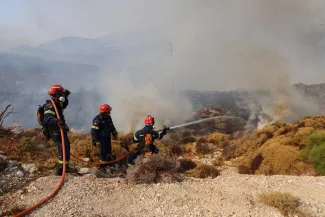 Les pompiers interviennent sur un incendie de forêt sur l'île de Chios, en Grèce, le 13 août 2025. KONSTANTINOS ANAGNOSTOU / REUTERS