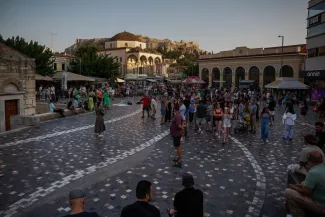 Katerina Grapsa dans sa boutique, à Athènes, le 17 juillet 2025. LOUIZA VRADI POUR « LE MONDE »