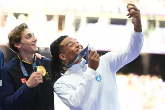 Armand Duplantis et Emmanouil Karalis, respectivement médaillés d'or (6,25 m) et de bronze (5,90 m), sur le podium du saut à la perche des JO de Paris en 2024. (A. Mounic/L'Équipe)