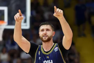 Jusuf Nurkic a inscrit 18 points et pris 10 rebonds contre la Grèce. (Yiannis Kourtoglou/Reuters)
