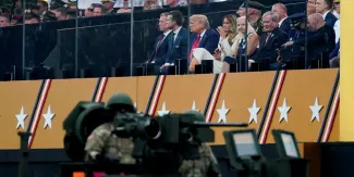 Le président Donald Trump et son ministre de la Défense, Pete Hegseth (à sa droite), assistant à la parade du 250e anniversaire de l'armée américaine, à Washington (États-Unis), le 14 juin 2025. © Pool/ABACA