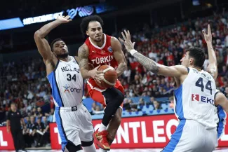 Giannis Antetokounmpo à la lutte avec Shane Larkin (ballon en mains) lors de la lourde défaite de la Grèce contre la Turquie vendredi en demi-finales (94-68). (Reuters)