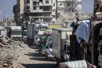 Des Palestiniens déplacés devant l'hôpital Al-Quds, dans le quartier de Tel al-Hawa à Gaza, après avoir fui les attaques israéliennes et cherché refuge dans la ville de Gaza, le 16 septembre 2025.  -  Sipa Press