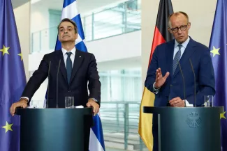 Le premier ministre grec, Kyriakos Mitsotakis, et le chancelier allemand, Friedrich Merz, à Berlin, le 13 mai 2025. ODD ANDERSEN/AFP