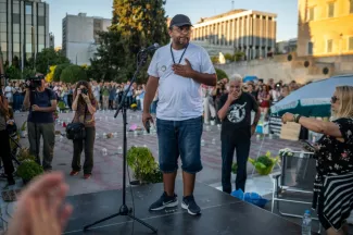 Panos Routsi, le père de Denis, 22 ans, tué lors de l'accident de train de février 2023, en Grèce de la faim, à Athènes, le 21 septembre 2025  -  Angelos TZORTZINIS - Athènes (AFP)