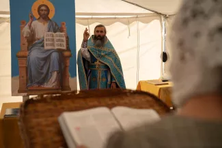 La tente où le prêtre Constantin Turtureanu, qui a quitté l'Eglise russe pour rejoindre l'Eglise roumaine, célèbre la messe, à Grinauti, en Moldavie, le 21 septembre 2025. ANDREEA CAMPEANU POUR « LE MONDE »