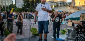 Panos Routsi, le père de Denis, 22 ans, tué lors de l'accident de train de février 2023, en Grèce de la faim, à Athènes, le 21 septembre 2025