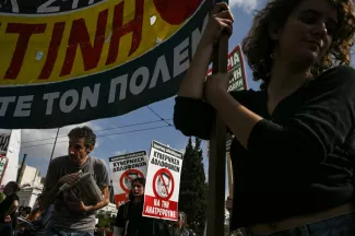 Manifestation lors d'une grève de 24 heures contre le projet gouvernemental d'introduire une journée de travail de 13 heures, le 14 octobre 2025 à Athènes, en Grèce - Aris MESSINIS - Athènes (AFP)