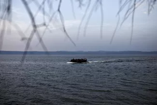 Des migrants arrivent sur les côtes de l'île grecque de Lesbos après avoir traversé la mer Egée depuis la Turquie à bord d'un canot pneumatique, le 10 septembre 2015. ANGELOS TZORTZINIS / AFP