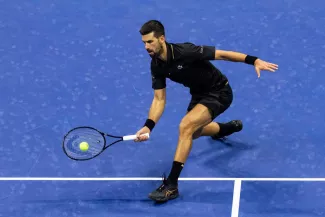 Novak Djokovic, absent du circuit ATP depuis un peu moins d'un mois, a réussi son entrée en lice à Athènes. (M. Frey/Presse Sports)