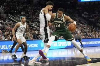 Giannis Antetokounmpo et Victor Wembanyama, adversaires aujourd'hui, coéquipiers demain ? (Scott Wachter/PRESSE SPORTS)