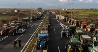 Un convoi de tracteurs à Karditsa, le 8 décembre 2025.