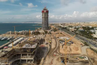 La tour Riviera en construction à l'intérieur du parc métropolitain d'Ellinikon, dans le quartier d'Ellinikon, au sud d'Athènes, le 19 novembre 2025. LOUIZA VRADI POUR « LE MONDE »
